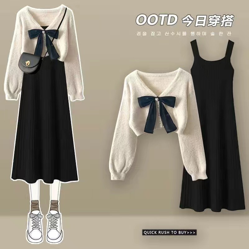 Set phối đồ áo lơ be sữa + váy dài theo phong cách Hàn Quốc