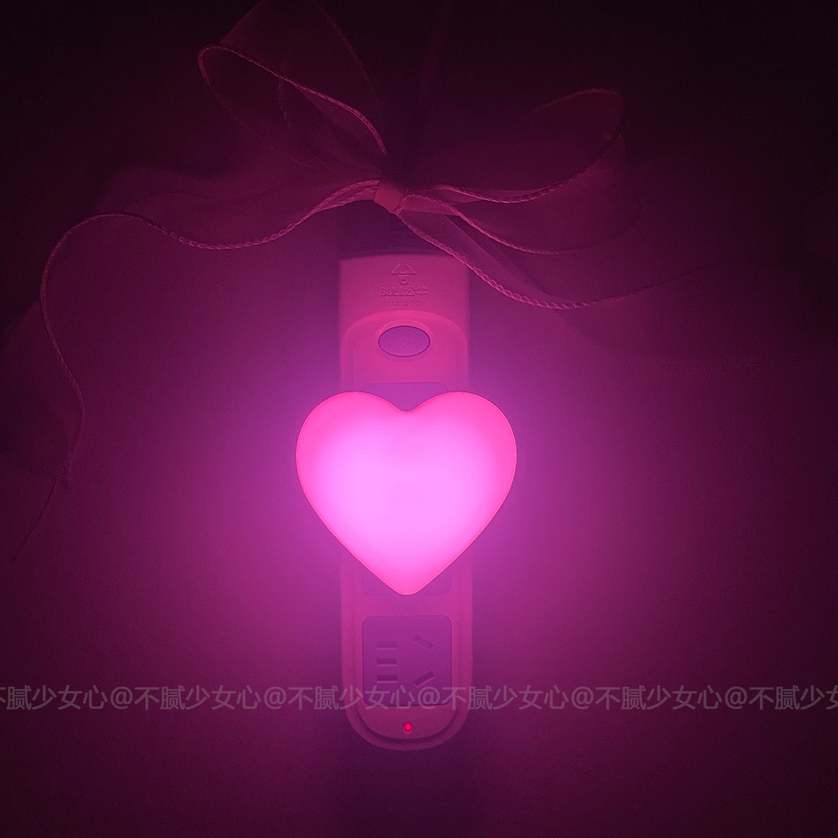 Đèn ngủ hình trái tim cảm biến ánh sáng giúp tiết kiệm điện 