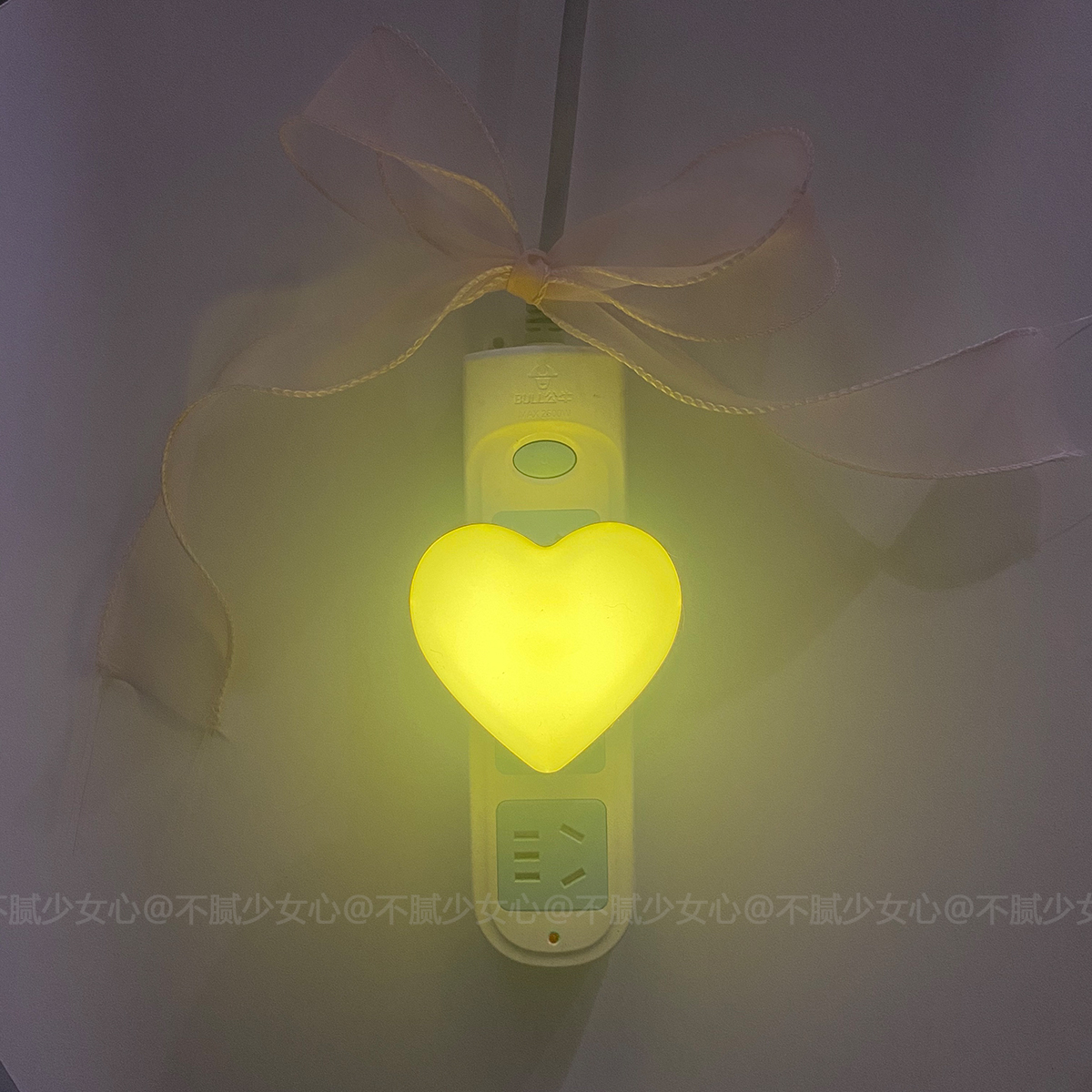 Đèn ngủ hình trái tim cảm biến ánh sáng giúp tiết kiệm điện 