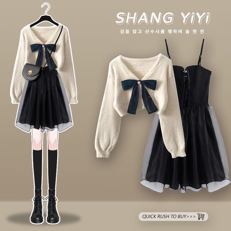 Set phối đồ áo lơ be sữa + váy đen theo phong cách Hàn Quốc